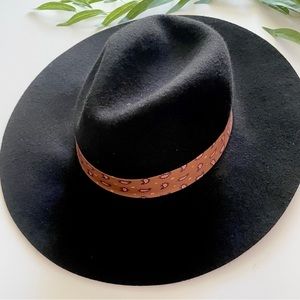 a new day wide floppy brim, fedora hat with scarf band.
Black. NWT. OSFM